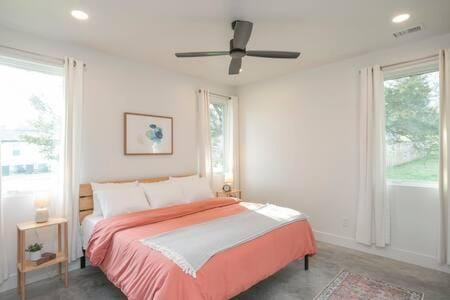 ADA Accessible Dog Friendly Home with Patio, Yard Ample Parking, Great for Families, 12 Mins to Broadway, 12South, Geodis Park, 24 Hr Hospitality House in Nashville