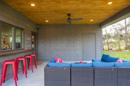 ADA Accessible Dog Friendly Home with Patio, Yard Ample Parking, Great for Families, 12 Mins to Broadway, 12South, Geodis Park, 24 Hr Hospitality House in Nashville