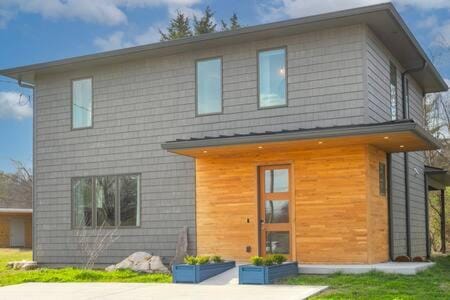 ADA Accessible Dog Friendly Home with Patio, Yard Ample Parking, Great for Families, 12 Mins to Broadway, 12South, Geodis Park, 24 Hr Hospitality House in Nashville