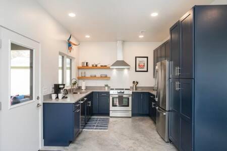 ADA Accessible Dog Friendly Home with Patio, Yard Ample Parking, Great for Families, 12 Mins to Broadway, 12South, Geodis Park, 24 Hr Hospitality House in Nashville