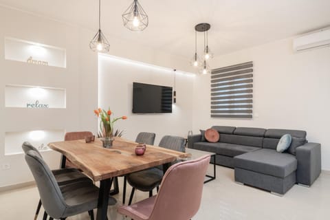 TV and multimedia, Living room, Seating area, Dining area