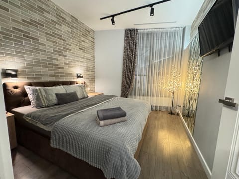 Bed, TV and multimedia, Photo of the whole room, Bedroom, towels