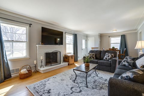 Inviting Minneapolis Vacation Rental with Game Room! House in Richfield