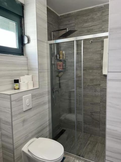 Modern Seaside Apartment with Balcony Tale Apartment Apartment in Dobrota