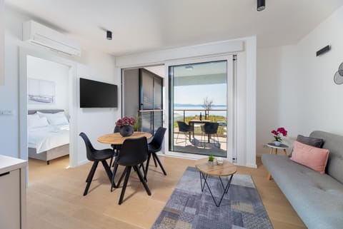 Communal lounge/ TV room, TV and multimedia, View (from property/room), Balcony/Terrace, Living room, Seating area, Dining area, Sea view