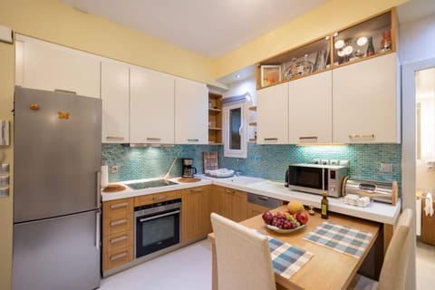 Kitchen or kitchenette, Dining area, dishwasher, minibar, pet friendly, stove, toaster