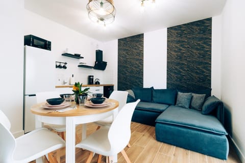 Kitchen or kitchenette, Living room, Seating area, Dining area