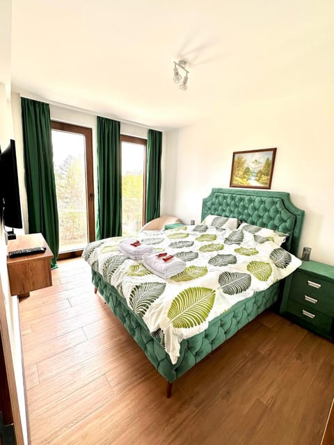 Bed, TV and multimedia, Bedroom