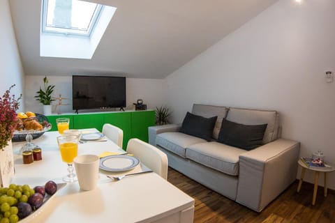 TV and multimedia, Living room, Food and drinks, Seating area, Dining area