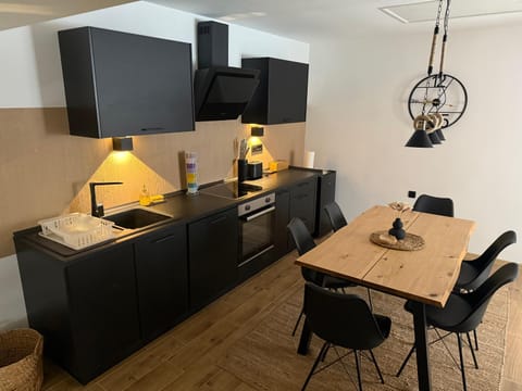 Kitchen or kitchenette, Dining area, oven, stove