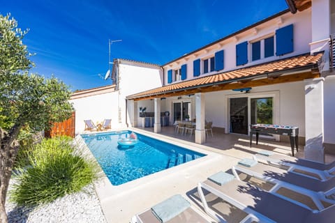 Property building, Day, Natural landscape, Swimming pool, sunbed