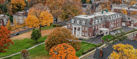 Property building, Bird's eye view, Landmark view, Street view, Location