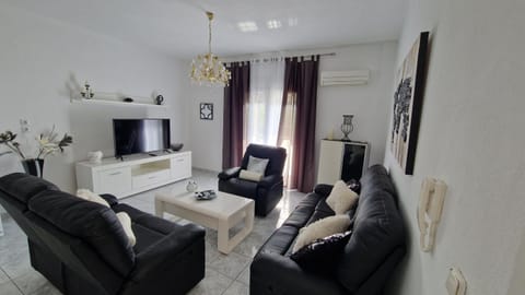 Communal lounge/ TV room, TV and multimedia, Living room, Seating area