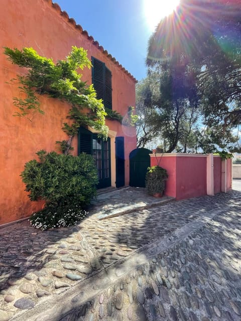 Property building, Facade/entrance, Day