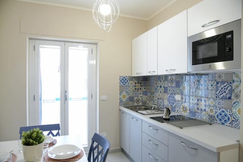 Kitchen or kitchenette, minibar, stove