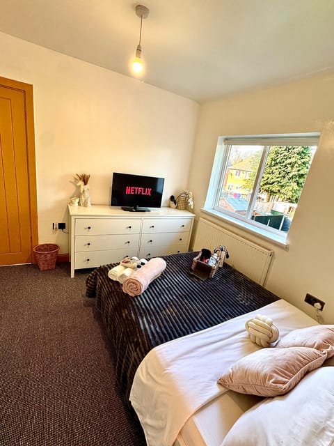 Fortune Havens- 3BDR Contractor and Temporary housing with Private Parking Vacation rental in Nottingham