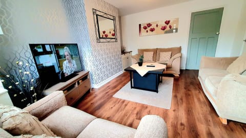 Communal lounge/ TV room, TV and multimedia, Living room, Seating area, Evening entertainment