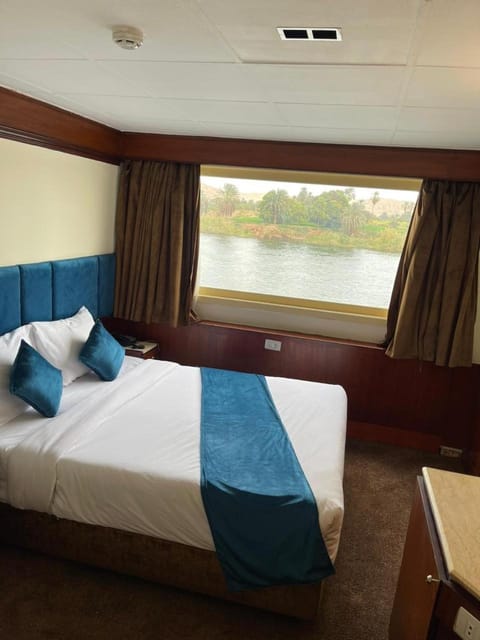 Bed, Natural landscape, Photo of the whole room, Bedroom, Lake view, River view