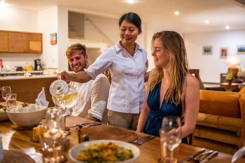 Staff, Restaurant/places to eat, Guests, Guests, Breakfast