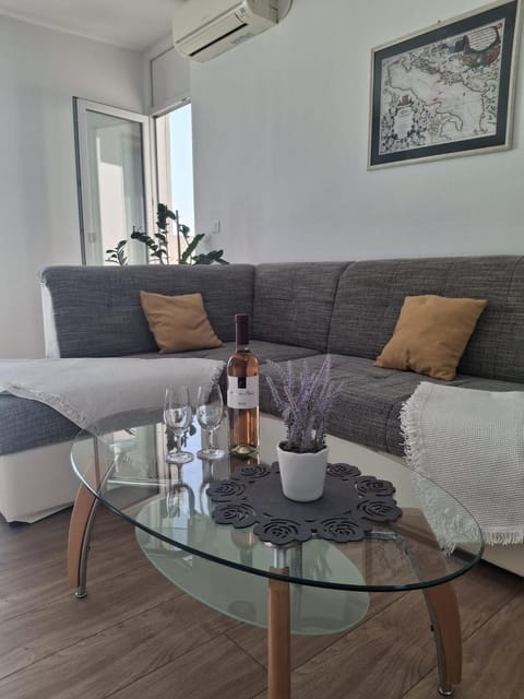 Living room, Seating area, air conditioner