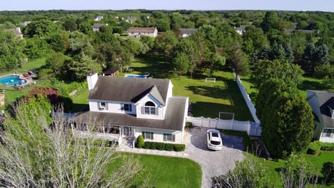Property building, Natural landscape, Bird's eye view, Location, Parking