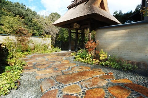 Property building, Facade/entrance, Day, Natural landscape, Garden, Garden view