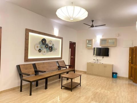 TV and multimedia, Living room, Seating area, Evening entertainment