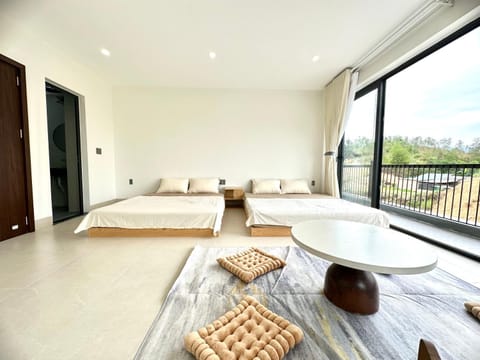 Bed, View (from property/room), Balcony/Terrace, Photo of the whole room, Seating area, Bedroom