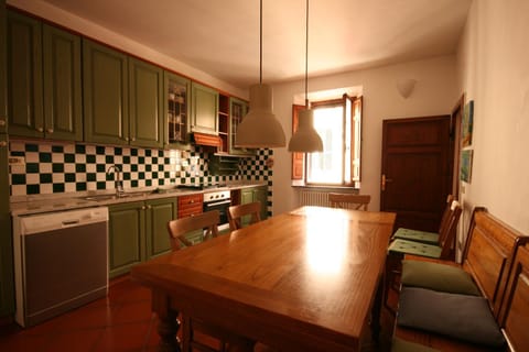Kitchen or kitchenette, Dining area, pet friendly, stove