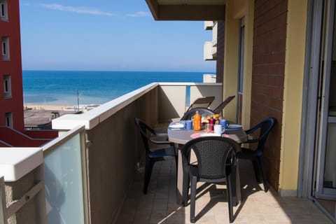 Natural landscape, View (from property/room), Balcony/Terrace, Dining area, Food, Sea view