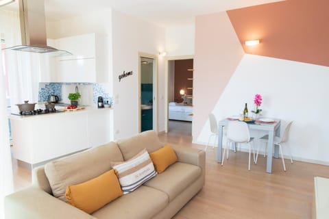 Kitchen or kitchenette, Living room, Seating area, Dining area