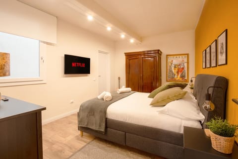 Bed, TV and multimedia, Bedroom, wardrobe