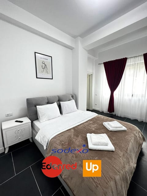 Bed, Photo of the whole room, Bedroom, Text overlay, towels