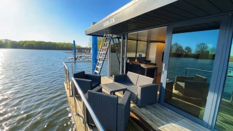 View (from property/room), Balcony/Terrace, Seating area, Lake view