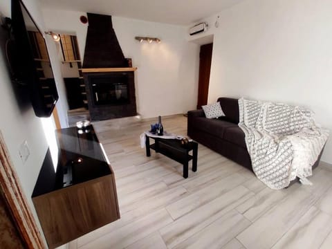 Communal lounge/ TV room, TV and multimedia, Living room, Seating area