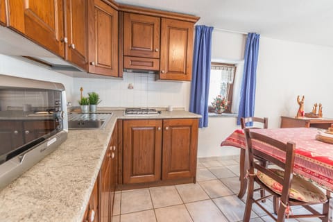 Kitchen or kitchenette, Dining area, dishwasher, minibar, stove