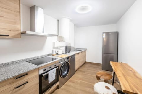 3 Bed Apartment Sleeps 6 - Free Parking & Balcony Apartment in Estepona