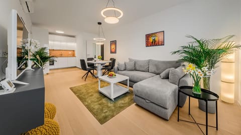 TV and multimedia, Kitchen or kitchenette, Living room, Seating area, Dining area