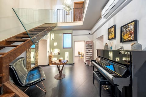 TV and multimedia, Lobby or reception