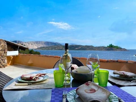 Natural landscape, Food and drinks, Dining area, Sea view, Drinks, Alcoholic drinks