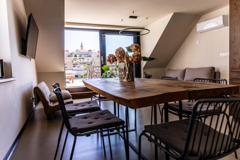 TV and multimedia, Living room, Seating area, Dining area, air conditioner