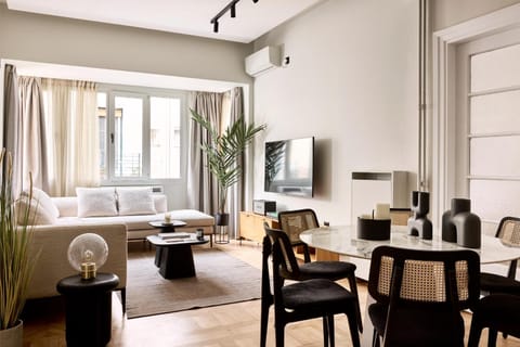 TV and multimedia, Living room, Seating area, Dining area