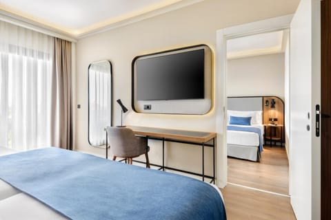 Bed, TV and multimedia, Photo of the whole room, Bedroom