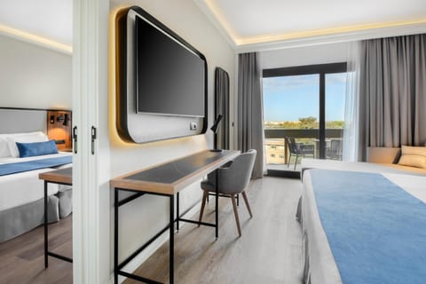 Bed, TV and multimedia, Balcony/Terrace, Bedroom