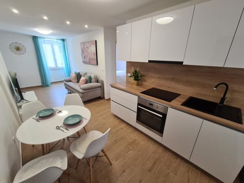 Kitchen or kitchenette, Living room, Seating area, Dining area, pet friendly, stove