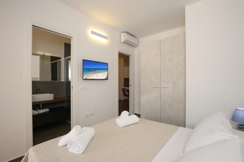 Photo of the whole room, Bedroom, wardrobe, air conditioner