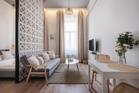 Bed, TV and multimedia, Living room, Photo of the whole room, Seating area, Bedroom