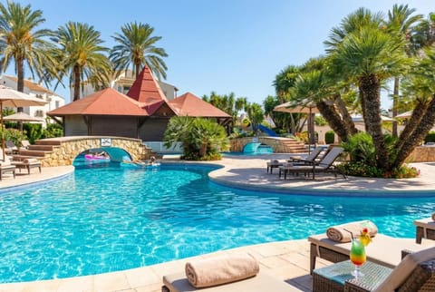 Restaurant/places to eat, Natural landscape, Pool view, Swimming pool, sunbed