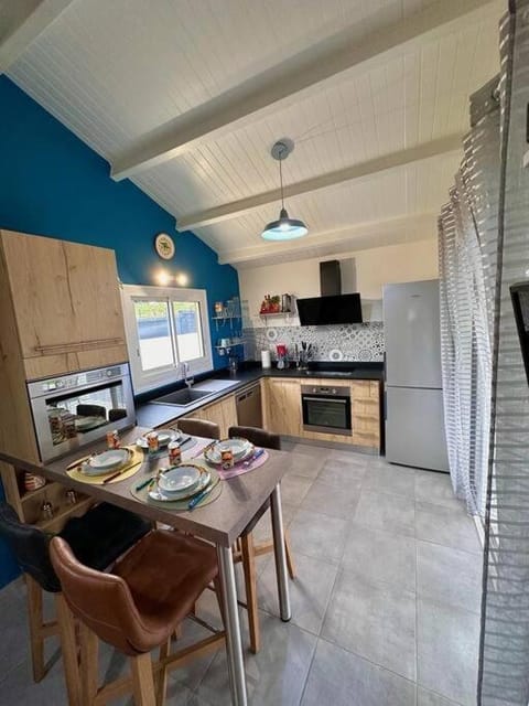 Kitchen or kitchenette, Dining area, dishwasher, minibar, oven, pet friendly, stove