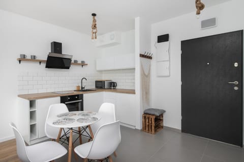 Kitchen or kitchenette, Dining area, oven